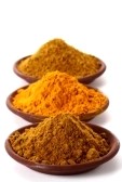 2869825-tas-de-poudre-de-curry-lumineux-et-curcuma-dans-teracotta-plat-sur-fond-blanc-shallow-dof-se-concent